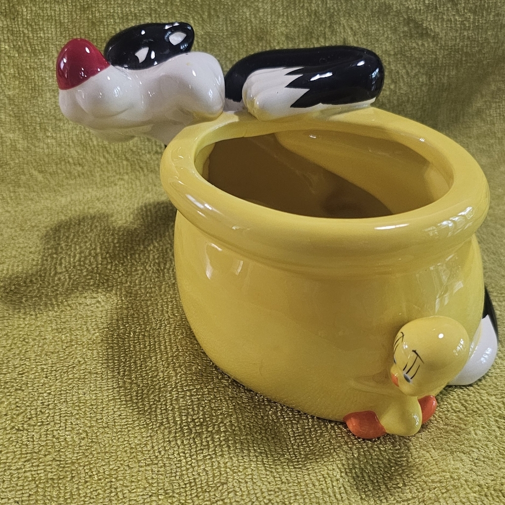 2 Yellow Looney Tunes Sylvester and Tweety Planter